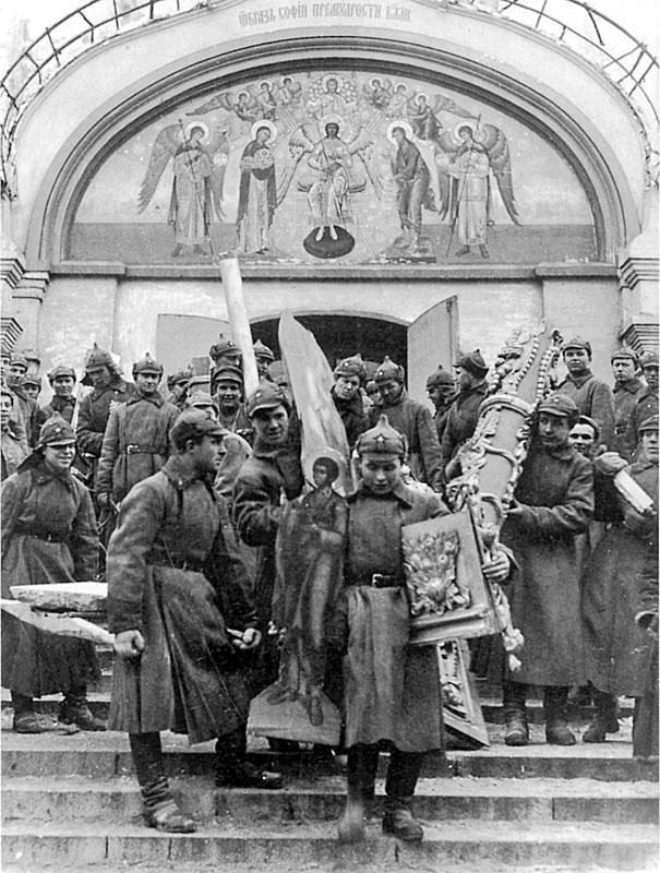 I bolscevichi saccheggiano le chiese dei loro oggetti sacri.