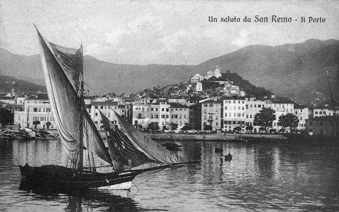 che fanno asciugare le loro vele nel porto di