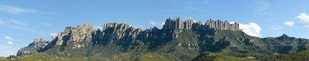 della città di Barcellona, Immerso nel Parco Naturale della montagna di Montserrat, in uno spettacolare paesaggio unico, il santuario apare nascosto tra le rocce.