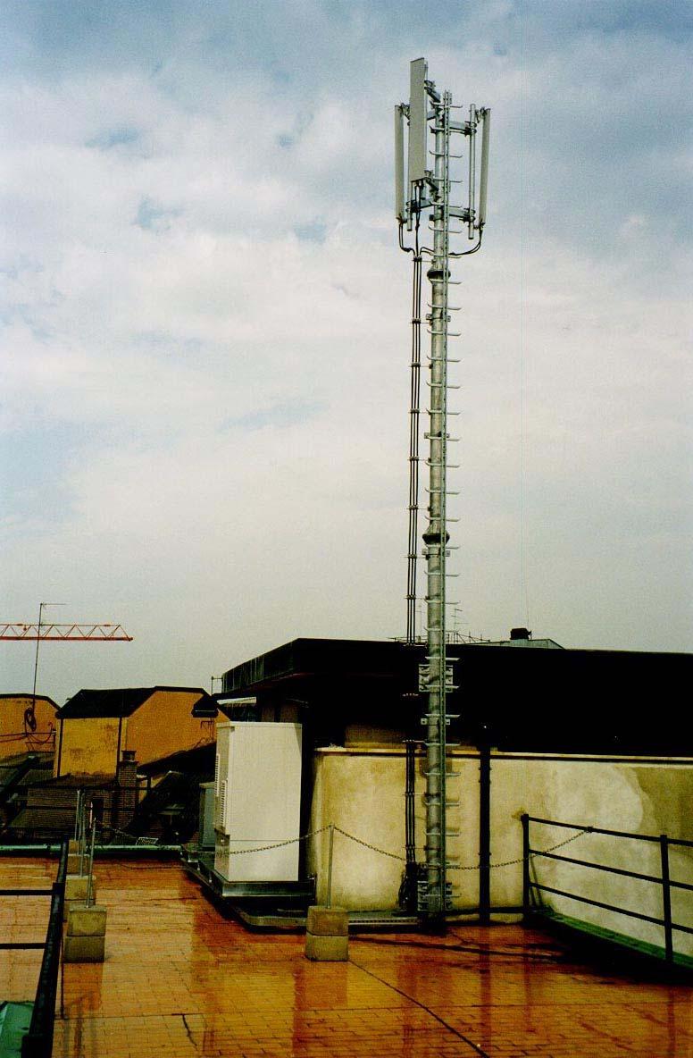 Sito cellulare a 3 settori per gsm1800 nel centro di Milano Altezza antenne: 32m