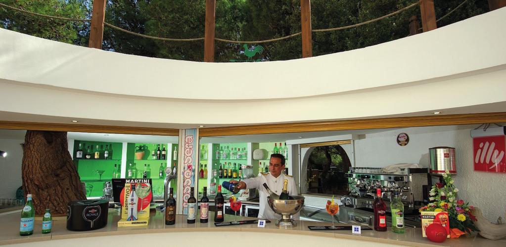 CA RO L I H OT EL S Il bar nella pineta e lo staff della sala colazioni dell Hotel Le Sirenè ca fronteggiano il mare fino a Porto Badisco, una quarantina di chilometri più a Nord.