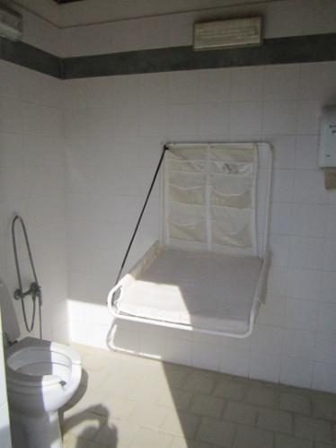 I servizi igienici sono raggiungibili tramite rampa: lunga 240 cm, larga >100 cm, con pendenza 5%. La larghezza utile della porta del bagno è 90 cm.