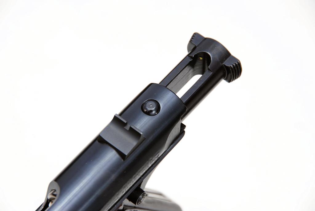 082 La sicura manuale è costituita da un pulsante molleggiato che può assumere le due classiche posizioni tipo Colt 1911; anche il pulsante di sgancio del caricatore è ora nella posizione canonica