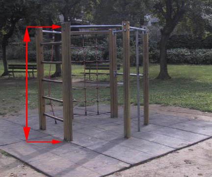 prova; Altezza di caduta: distanza tra la posizione di prova del rivestimento di superficie dell area gioco e il punto più basso della testa di prova in caduta libera prima che questa venga