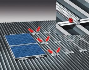 Passo Posizionati e fissati tutti i profilati per tetti in lamiera, montare il primo pannello fotovoltaico direttamente sul profilato. Posizionare la graffa terminale a filo del modulo.