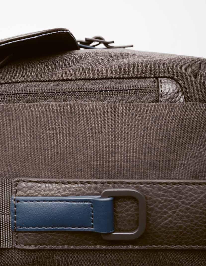 With Courier Business Nava reinterprets classic style combining traditional elements such as melange textile and grain leather with technical details