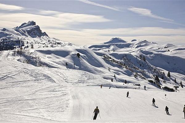 Gita sulla neve a S.Cassiano Val Badia MARZO Sulla neve con lo slittino, le ciaspole, o gli sci Partenza in pullman dalla piazza di Vigo per La Val Badia, Arrivo a S. Cassiano Il piccolo paese di S.