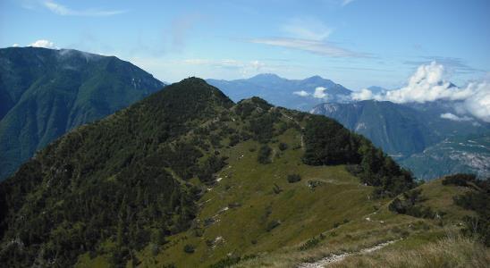 Gita primaverile sulla Marzola MAGGIO Escursione molto panoramica, su una bella cima nelle immediate vicinanze della città di Trento. Il sentiero è agevole, molto evidente e ben segnalato.