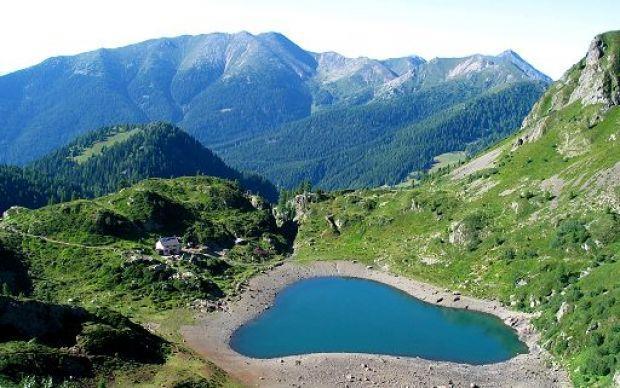 GIUGNO Gita alpinistica sul Lagorai Lago Erdemolo Bella escursione, abbastanza frequentata, che arriva a un suggestivo laghetto alpino, salendo un dislivello di circa 500 m.