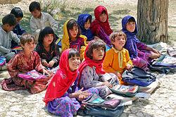 Una classe di bambini della scuola di Bamozai, un villaggio nelle vicinanze di Gardez (provincia di Paktia, Afghanistan).