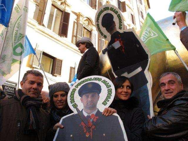 SICUREZZA: IN PIAZZA PER PROTESTA POLIZIOTTI E VIGILI DEL FUOCO (AGI) - Roma, 13 dic. - Polizia di Stato, Vigili del fuoco, Guardie forestali, Polizia penitenziaria.