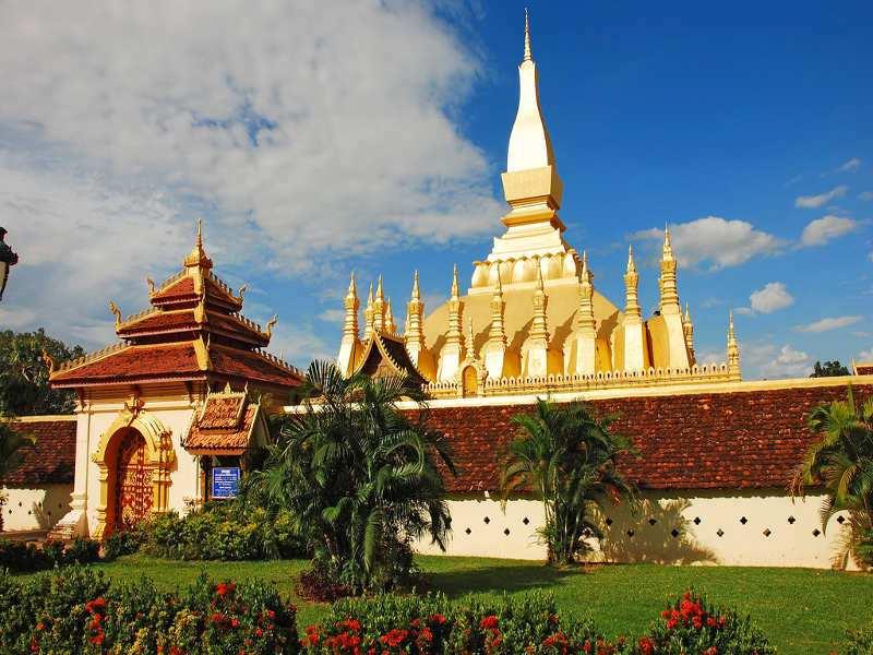 2 GIORNO 31/10: BANGKOK/VIENTIANE Arrivo a Bangkok e proseguimento con il volo per Vientiane. Dopo il ritiro dei bagagli, incontro con la guida e trasferimento in hotel.