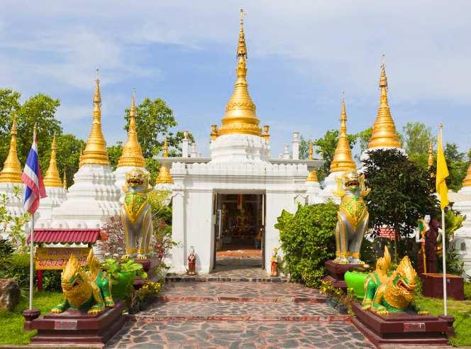 Dopo la sistemazione in hotel, verso il tramonto, salita al Wat Prathat Doi Suthep per godere dell atmosfera che aleggia sul tempio e con possibilità di ascoltare i canti serali dei monaci buddhisti.