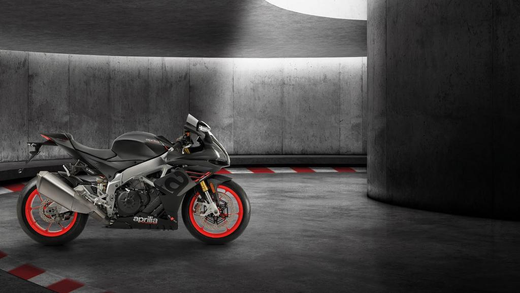 APRILIA TECHNOLOGY RSV41000 RR DALLE COMPETIZIONI ALLA STRADA CRUSCOTTO TFT QUICK SHIFT CON DOWN