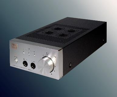 SRM-002 AMPLIFICATORI PER CUFFIE ELETTROSTATICHE Amplificatore adatto al collegamento di sorgenti digitali di tipo portatile-5 ore di autonomia con batterie anche ricaricabili.