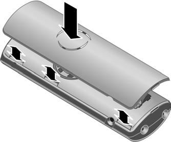 Fasi iniziali Chiudere il coperchio delle batterie Posizionare il coperchio delle batterie con gli incavi laterali sulle tacche poste all interno del vano batterie.