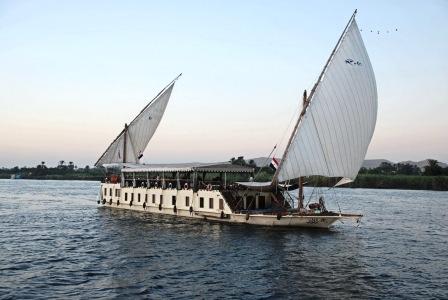 Dahabiya Sono i battelli tradizionali egiziani utilizzati da esploratori, scrittori e archeologi negli ultimi secoli per navigare sul Nilo.