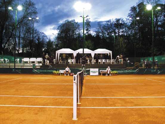 Esempi di calcoli illuminotecnici ILLUMINAZIONE CAMPI DA TENNIS Tipo Apparecchio LIGHTMASTER COMPACT LIGHTMASTER MAX DOPPIO ATTACCO DOPPIO ATTACCO Lampada utilizzata JM-TS SA JM-TS LA Potenza (W) 1W