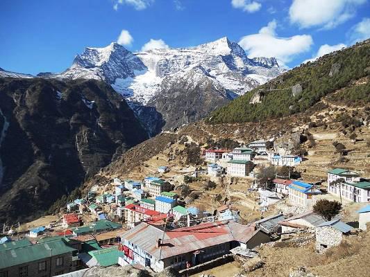 Potremmo approfittarne per visitare i vicini villaggi di Thame e Khunde (visitabili anche durante il ritorno), situati ai piedi della sacra montagna Khumbi Yul Lha, protettrice della valle del