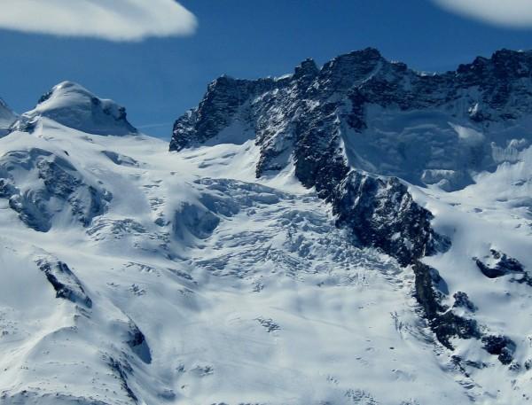 Vista d'insieme della Cresta Young fotografata dal Gornergrat nell'inverno 2010: l'attacco è posto