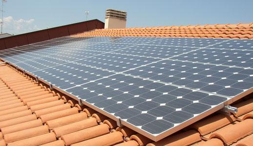 L impianto sarà completato dall installazione di moduli fotovoltaici per la produzione di energia elettrica (2.5 kwp), indipendenti per ogni unità.