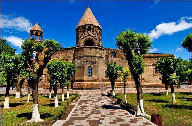 Entrando nella città di Echmiadzin si vede l'antica chiesa del VII secolo di Santa Hripsime. Essa è conosciuta per la sua raffinata architettura nello stile classico armeno.