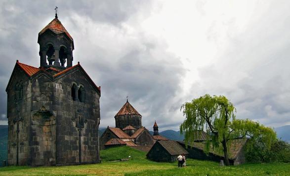Partenza per la regione di Vayots Dzor e si va a visitare il meraviglioso complesso monastico di Novarank (12esimo/ 13esimo secolo) posto in una spettacolare posizione sull'orlo di un precipizio.