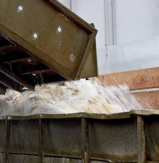 Si passa ad un lavoro manuale, la rifilatura, che elimina le parti superflue e dona un contorno