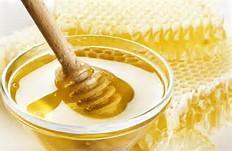 IL MIELE CARATTERISTICHE DI COMPOSIZIONE DEL MIELE Il miele e' essenzialmente composto da diversi zuccheri, soprattutto da fruttosio e glucosio, nonché da altre sostanze quali acidi organici, enzimi