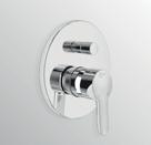 È corredato di accessori doccia: doccetta Idealrain 3 funzioni con diametro 80 mm, supporto a parete ad inclinazione regolabile e flessibile a doppia aggraffatura da 1.500 mm. Cromato.