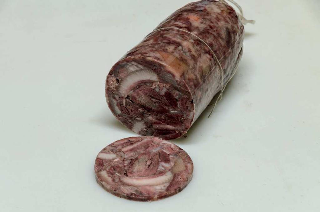 Dopo aver mescolato la carne con gli ingredienti viene insaccata nella bondiana di manzo (intestino cieco), o in un budello tessuto di cotone a forma cilindrica.