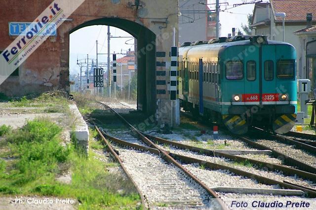 Deposito Locomotive di Sulmona. Dopo aver superato la pendenza del 25 per mille, una coppia di ALn 668 transita al fianco del vecchio e caratteristico fabbricato merci della stazione di Teramo.