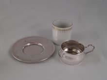 019 - Lotto di piatto e piccoli vassoi in argento, differenti sagome e decoro.