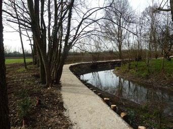 realizzazione di un nuovo ponte con struttura in legno e ferro per attraversare la canaletta che interseca