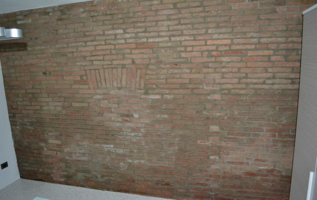 Come si rileva dalla tabella e anche dalla foto successiva, l umidità trattenuta dai sali presenti nella muratura, è diffusa su tutta la parete, con percentuali molto