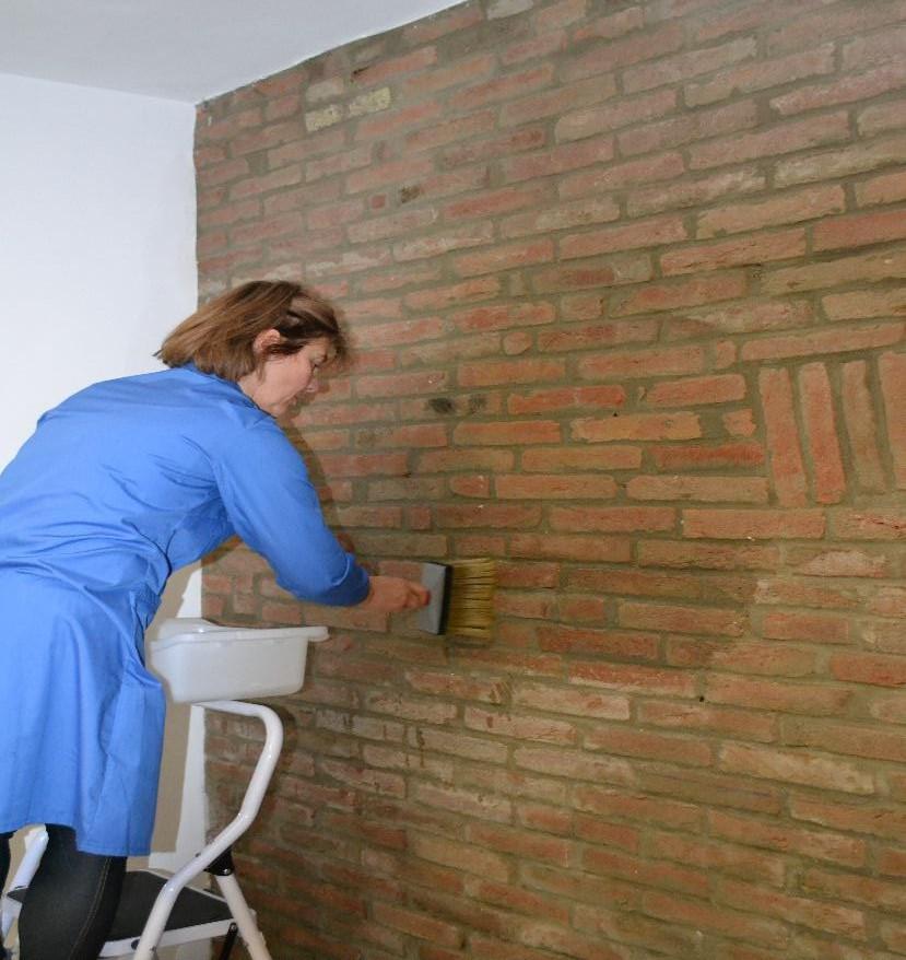 APPLICAZIONE: prima di iniziare abbiamo pulito accuratamente tutta la parete con aspirapolvere, dotato di una spazzola rigida all estremità del tubo.