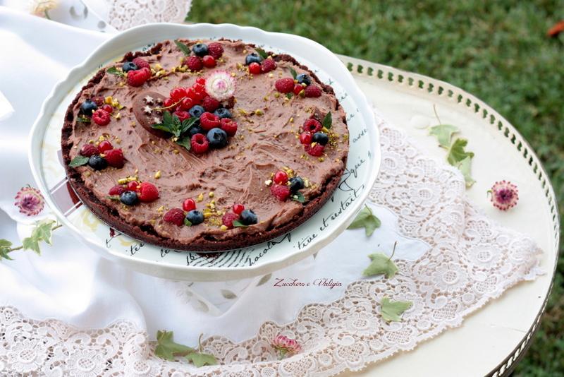 A presto Zucchero e Valigia Crostata senza cottura con Pan di Stelle, lamponi mirtilli e ribes Eccomi come sempre ad augurarvi