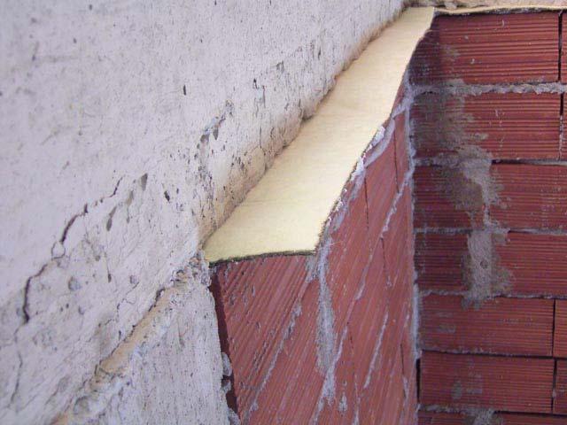 soletta e la parete in mattoni forati, materiale utilizzato per tutte le pareti interne, sia semplici che doppie, e per la parte interna delle partizioni perimetrali.