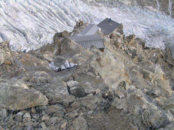 Rifugio Gonella Monte Bianco Alcune strutture si trovano nell area di influenza di processi d instabilità