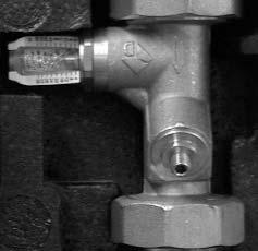 3 Valvola di miscelazione termostatica Tutti gli elementi della valvola di miscelazione termostatica che conducono acqua sono realizzati in materiali resistenti alla corrosione o in ottone resistente