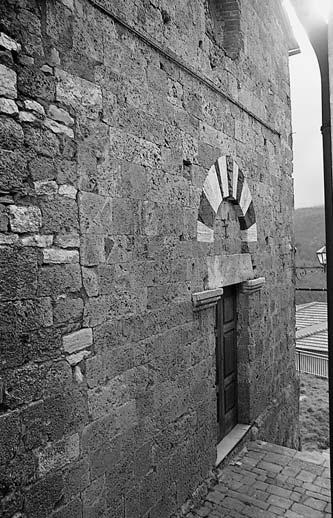 Tre finestrelle si aprono sulla parte terminale, di cui la centrale inserita, internamente, in una piccola abside ricavata nello spessore del muro.