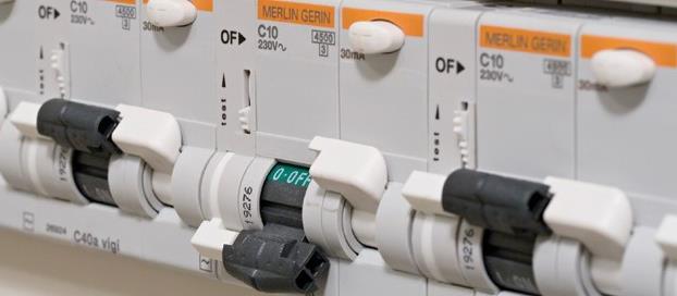 Sesta fase 6) Apparecchiature Le linee di segnale sono separate da quelle di energia Le connessioni sono realizzate e posizionate a regola d