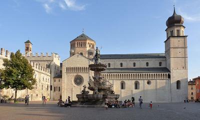La piazza e il duomo di San Vigilio La piazza del Duomo di Trento è considerata dai turisti una delle più belle in Italia: si tratta di un grande spiazzo circondato da colorati palazzi