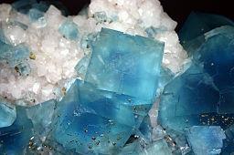 LA FLUORITE La fluorite è un minerale composto da fluoruro di