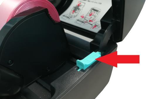 7 La stampante è cosi pronta per stampare, la procedura di caricamento nastro è la stessa da seguire per caricare le etichette adesive in rotolo, se le