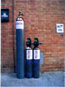 BOMBOLE DI GAS COMPRESSI Precauzioni Appoggiate sempre le bombole in piano, in posizione