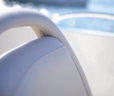 Sicurezza L ampio design della prua, sommato all ampio piano di calpestio, rende ancora più facili e sicuri gli spostamenti sulla barca.