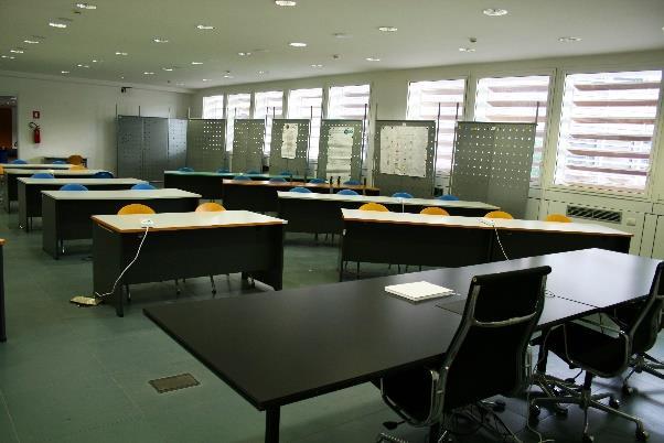 Area workshop Sala di 200 metri quadri. La dotazione di base prevede 40 postazioni allestite con scrivanie e sedie.