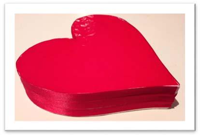 caldo i due cuore sui lati del cuore di polistirolo Rivestire, sempre con la colla a caldo, il bordo del polistirolo con il nastro di raso rosso Disegnare sul cuore in 3D,
