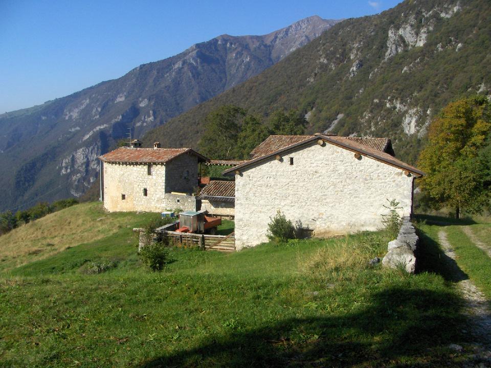 COMUNE DI OLTRESSENDA ALTA Provincia di Bergamo Piano di Governo del Territorio Disciplina dei nuclei storici SCHEDA EDIFICIO D 01 Censimento edifici dei nuclei storici Nucleo Bricconi Inquadramento